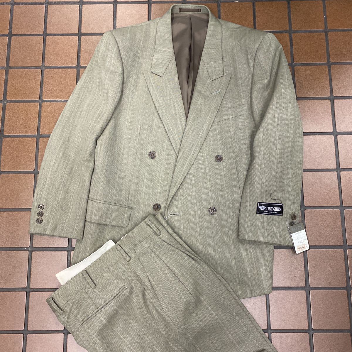 新品　未使用　イタリア製生地使用　ダブルスーツ　上下セット　ライムグリーンヘリンボーン　サイズAB4 高級スーツ　１点物　ゆったり