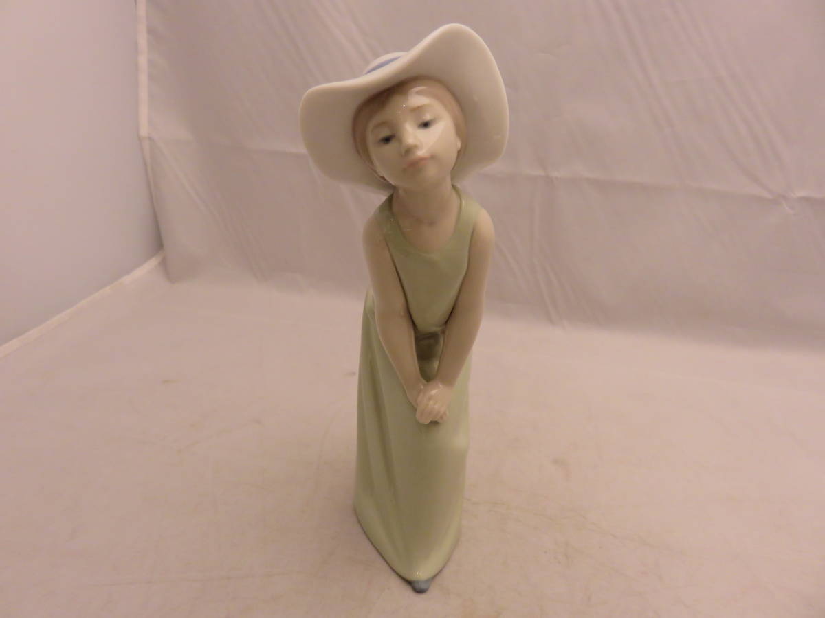 リヤドロ（Lladro リアドロ ） 少女 鏡の前で（若草色の少女） 少女
