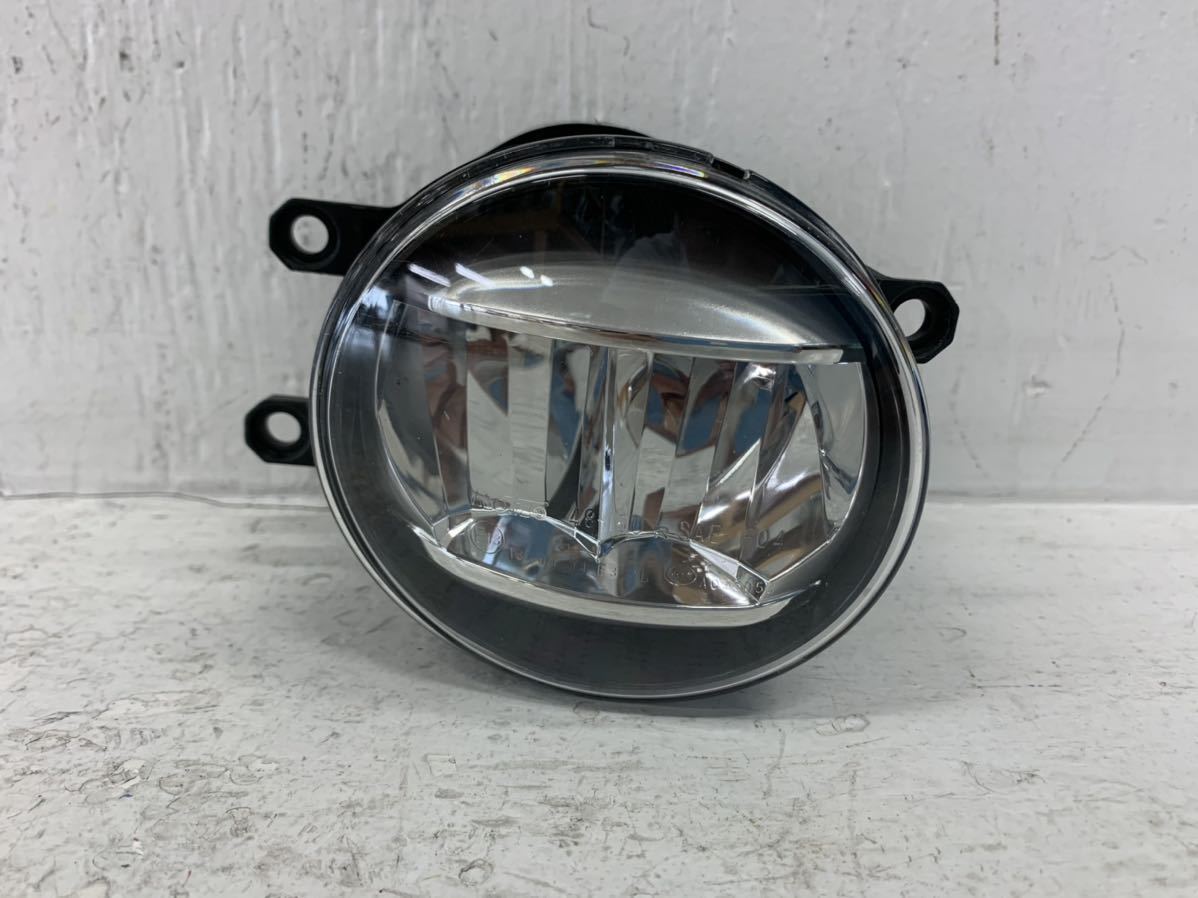 J30 プリウス α ZVW40 後期 純正 LED フォグランプ 右 KOITO 48-150