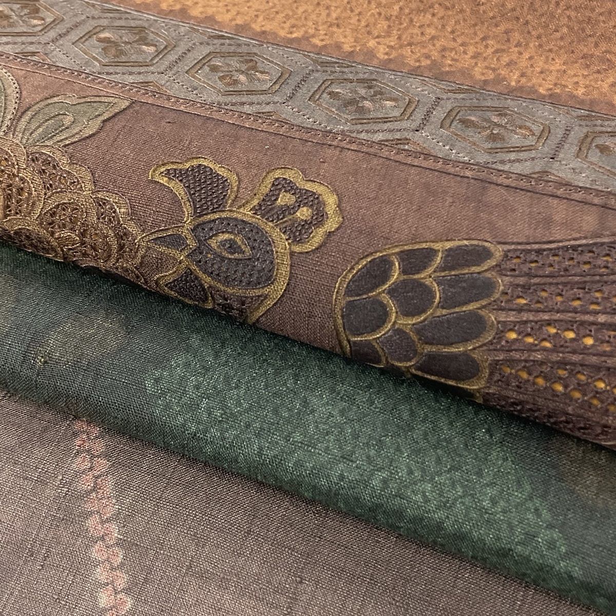 袋帯 名品 紬地 鳳凰 草花 汕頭刺繍 焦茶色 お太鼓柄 正絹 中古