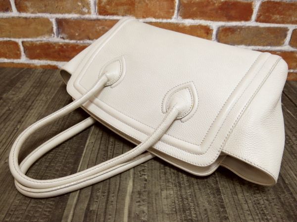 Furla フルラ F6502 カレッジ レザー 本革 トート バッグ アイボリー 肩掛け B5 シンプル 上質 おしゃれ かばん N1278 トート バッグ 売買されたオークション情報 Yahooの商品情報をアーカイブ公開 オークファン Aucfan Com