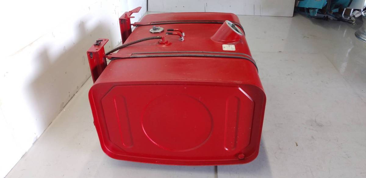 日野10トンダンプ200L燃料タンク 未使用 日野 燃料タンク 200L メイン ステー付 L900×W652×H415(mm) 赤