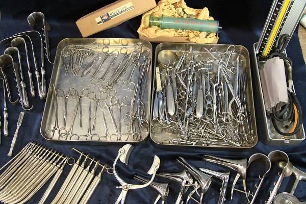 手術道具一式 医療器具道具山鉗子膣鏡浣腸ペアンコッヘル血圧の質問一覧