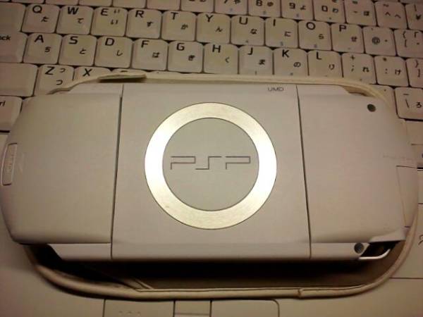 PSP1000本体（白）＋メモリースティックプロデュオ４ＧＢ_2