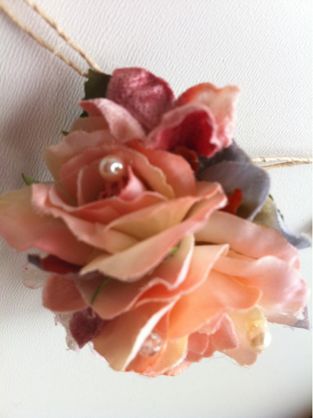 ライトピンクのコサージュ_1