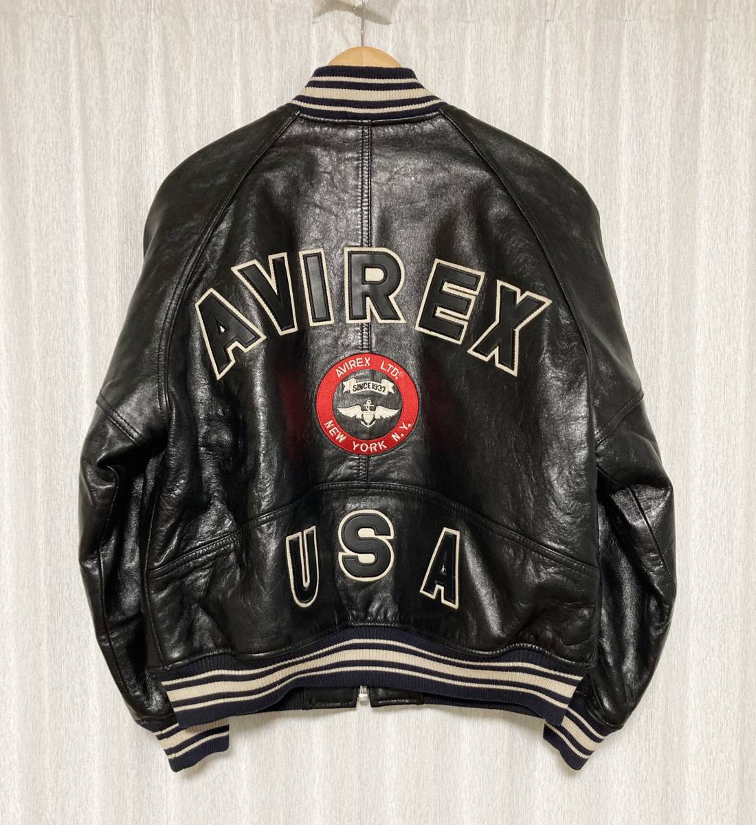 現行☆美品 [AVIREX] 定価91，300 VARSITY JACKET アーチロゴ レザースタジャン バーシティレザージャケット S 羊革 ブラック アビレックス