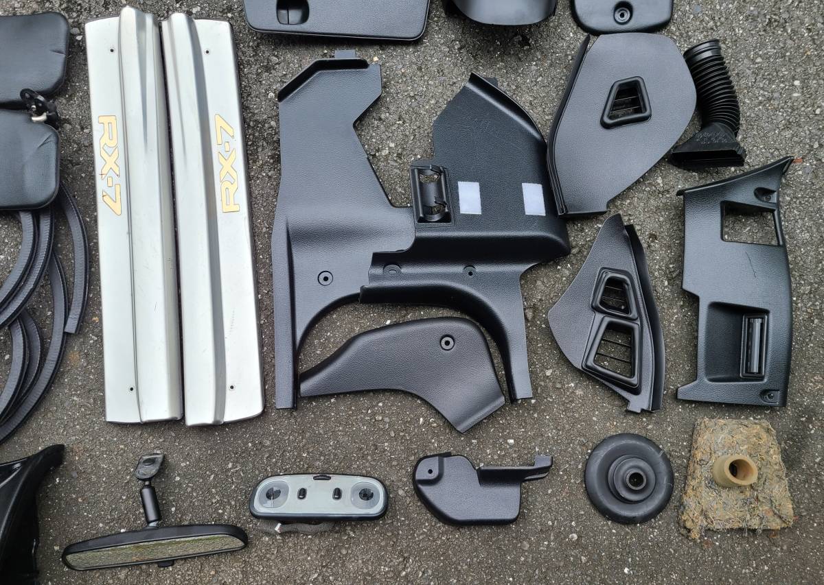 マツダ RX-7 GF-FD3S 内装 - の画像 所有欲を掻き立ててくれるRX-7。「カッコイイ」の一言があるから乗り GF-FD3S(2502441) RX-7(マツダ)タイプRZ ド迫力エアロ&オープン仕様で