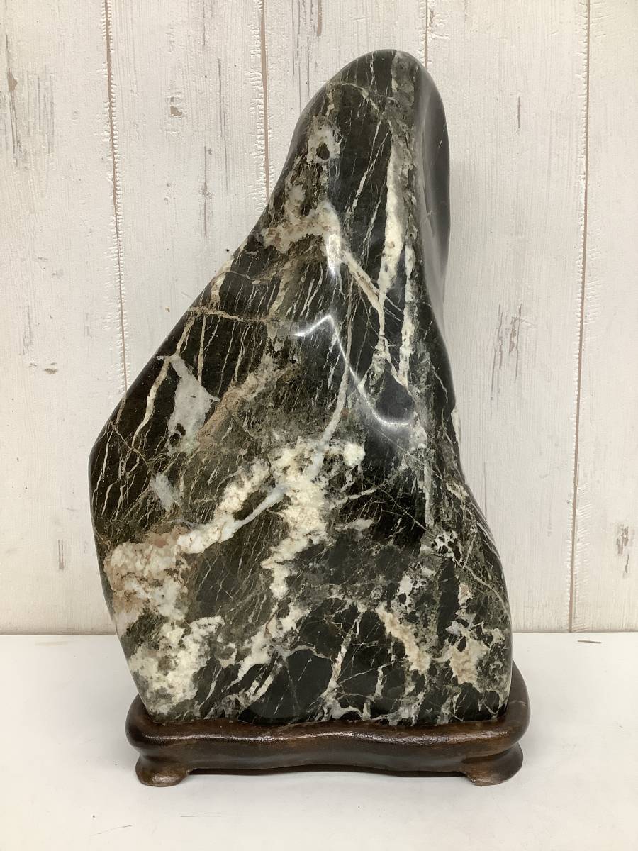 天然石 原石 黒遠山石 誂木製台座 重量9.11㎏ サイズ 約 20x33x12cm