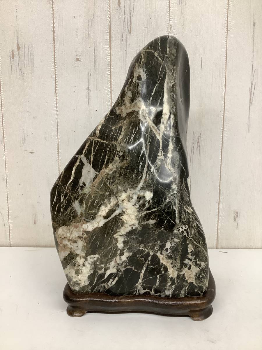 天然石 原石 黒遠山石 誂木製台座 重量9.11㎏ サイズ 約 20x33x12cm