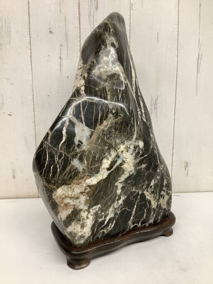 天然石 原石 黒遠山石 誂木製台座 重量9.11㎏ サイズ 約 20x33x12cm