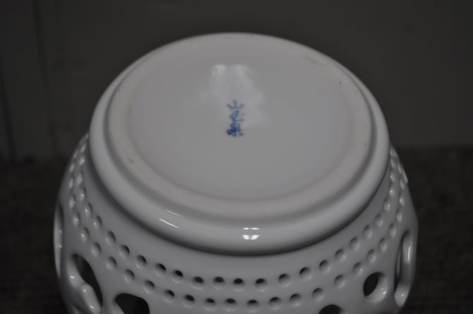 □三川内焼/玉泉窯/山玉泉□花瓶/花器/花生□白磁 透かし彫り□USED品