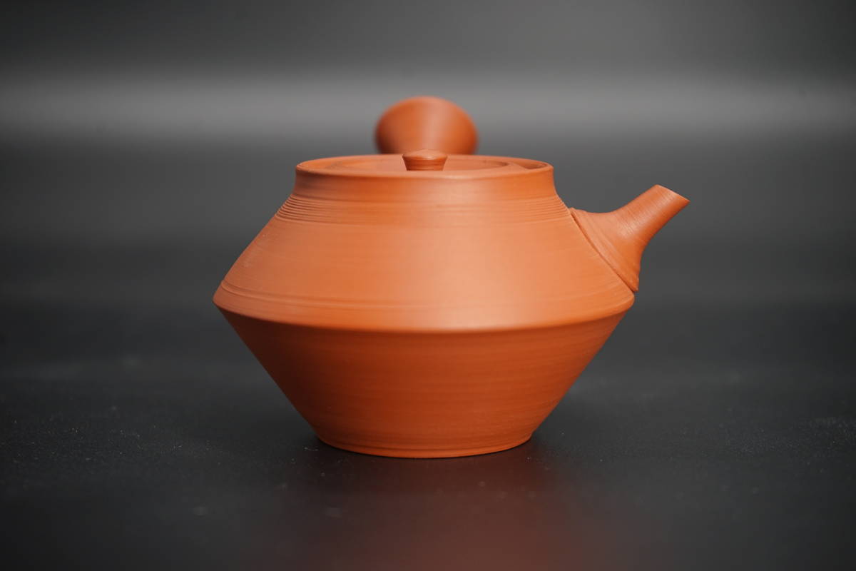 送料無料　人間国宝三代山田常山作 常滑焼 泡瓶/宝瓶/急須　合箱　煎茶道具 人間国宝 三代山田常山 三十六歌仙 細字朱泥急須 満容量230ml 煎茶急須