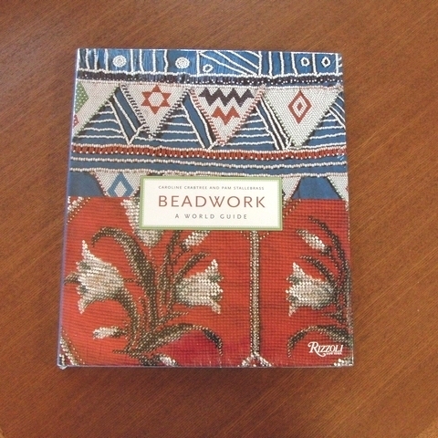 世界のビーズ文化図鑑 : 民族が織りなす模様と色の魔術(キャロライン・クラブトゥリー, パム・スタールブラス 著 ; 福井正子 訳) /  フォルモサ書院 / 古本、中古本、古書籍の通販は「日本の古本屋」 / 日本の古本屋 世界のビーズ文化図鑑 民族が織りなす模様と色の魔術