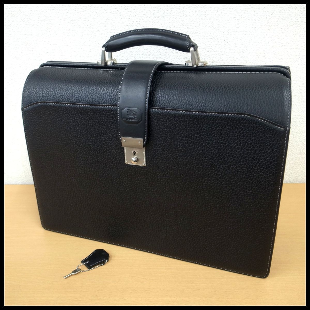 B133T 【本物保証】 BURBERRY バーバリー　ダレスバッグ　本革張り　ブラック　書類かばん　ドクターバッグ