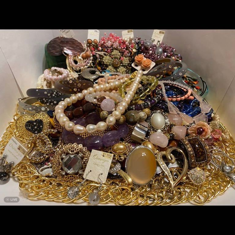 アクセサリー大量まとめて5kg 5012g 真珠パールネックレス　菊花石　アメジスト　ブレスレットなどいろいろ入ってます