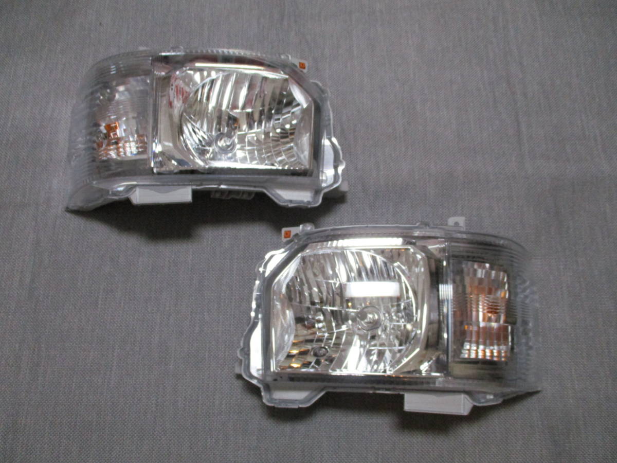 ハイエース 200系 純正 ヘッドライト 左右セット 4型〜 新車外し品 ⑤