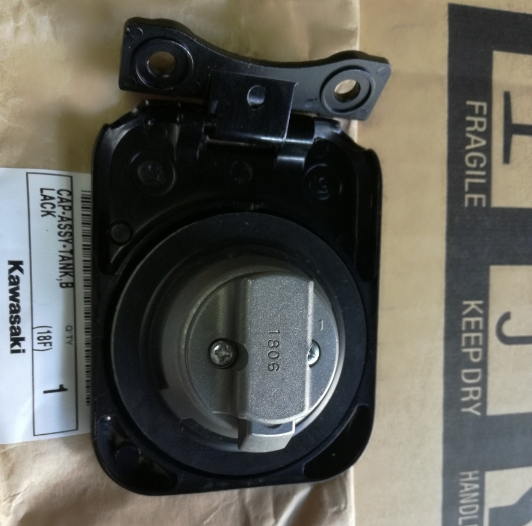 新品KAWASAKI Z1000R 純正 新品 タンクキャップ Z1000J Z750GP Z400FX