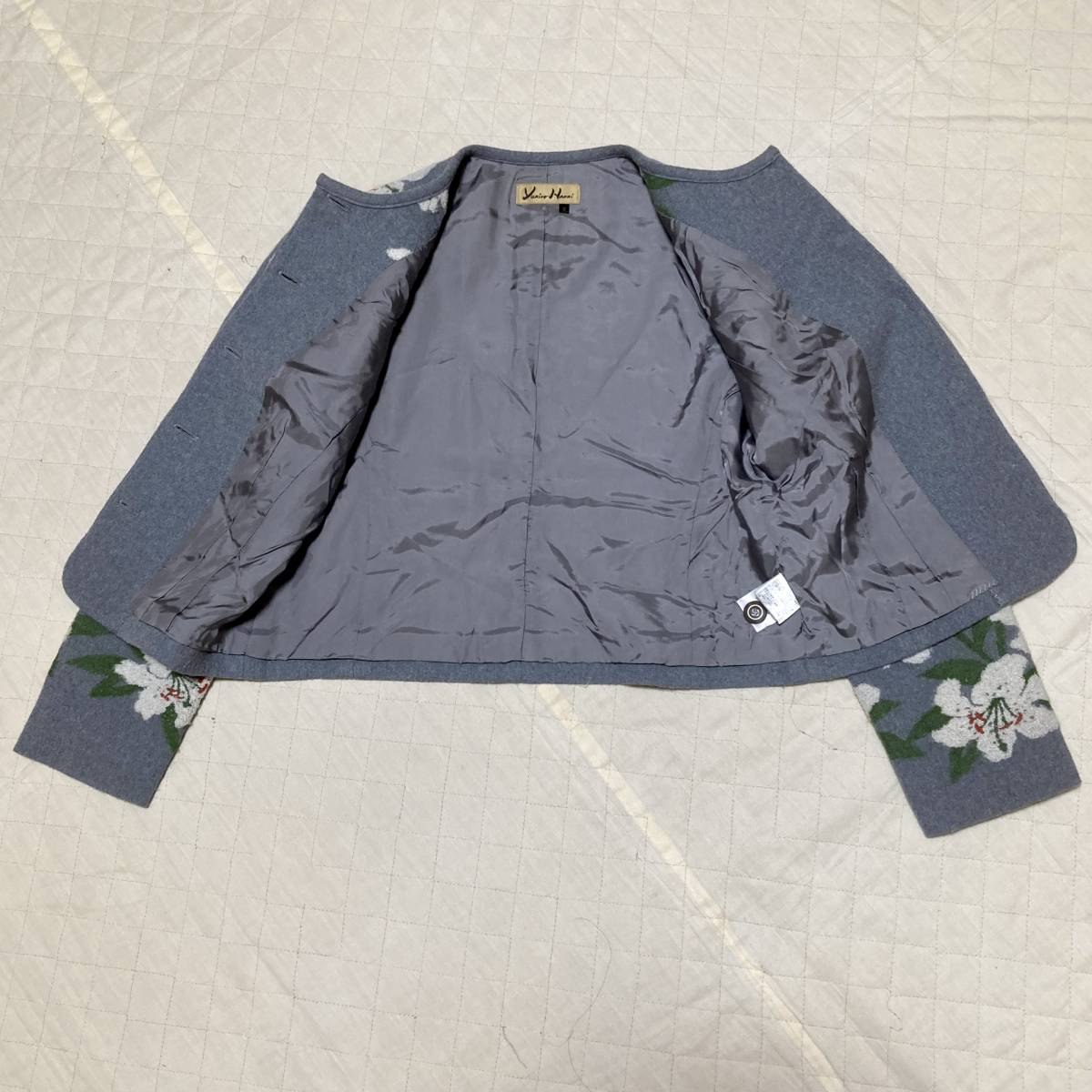 未使用☆ユキコハナイユリ花刺繍ノーカラージャケット☆ライトグレー 