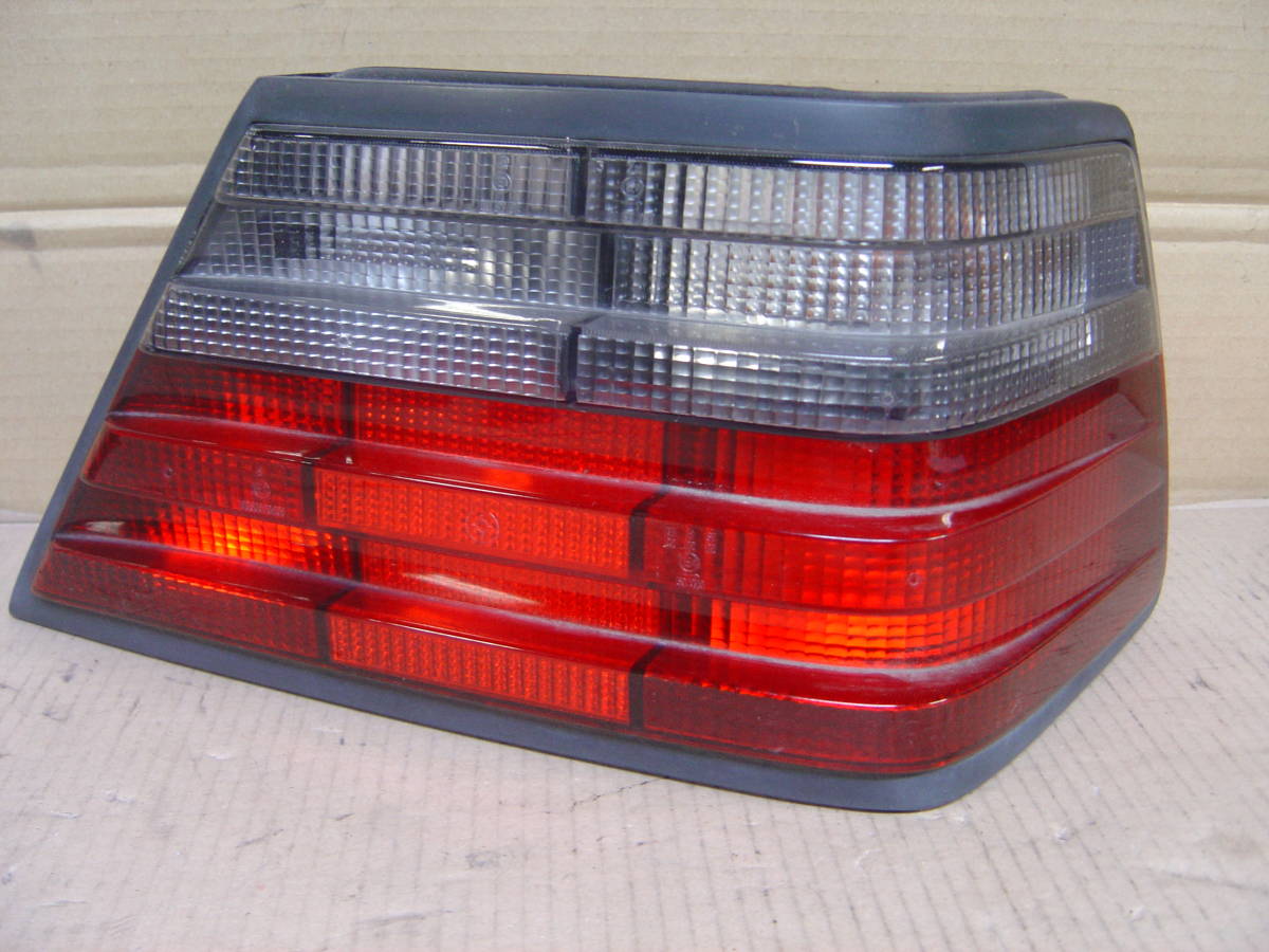 W124 E320 セダン 左H テールレンズ右側（R1） W124 E320 セダン E