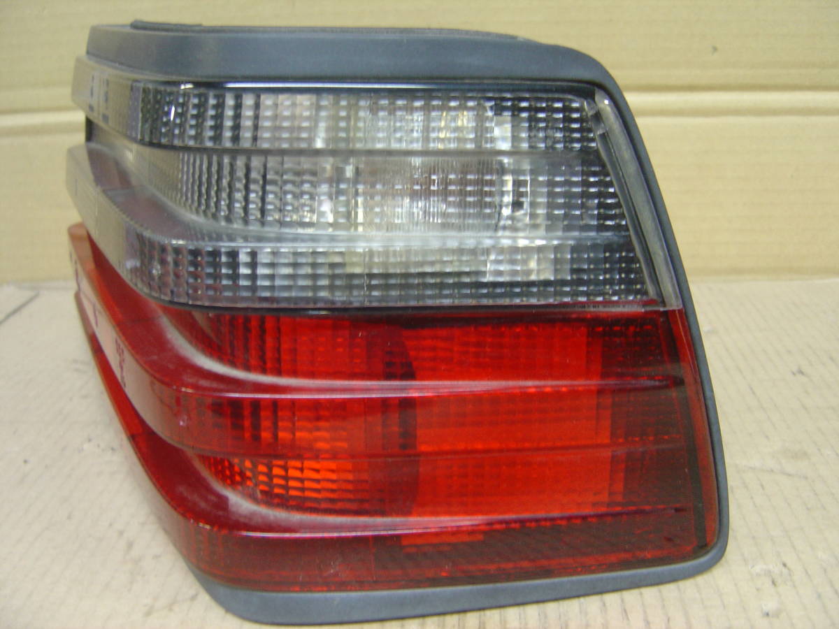 W124 E320 セダン 左H テールレンズ右側（R1） W124 E320 セダン E