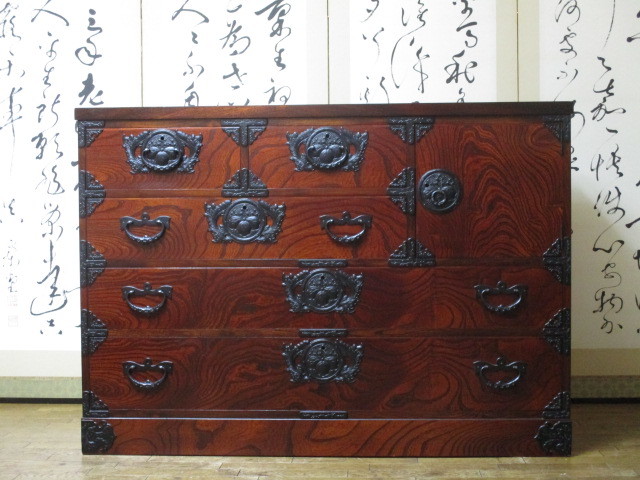 美品 伝統工芸 欅材 拭き漆塗 南部鉄金具 民芸 岩谷堂箪笥 横長タンス