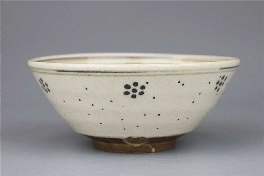 永楽、永楽善五郎、魚の絵柄 花びら型茶碗 C6834 【永楽善五郎(妙全)造】