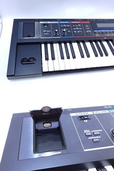 097○Roland ローランド JUNO-Di モバイルシンセサイザー 61鍵 ケース