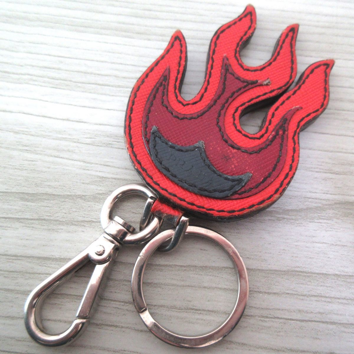 キーリング プラダ PRADA ☆韓国の人気☆PRADA☆サフィアーノ メンズ PRADAHEARTハートモチーフ PRADA プラダ 炎モチーフ レザー キーリング キーホルダー C0104