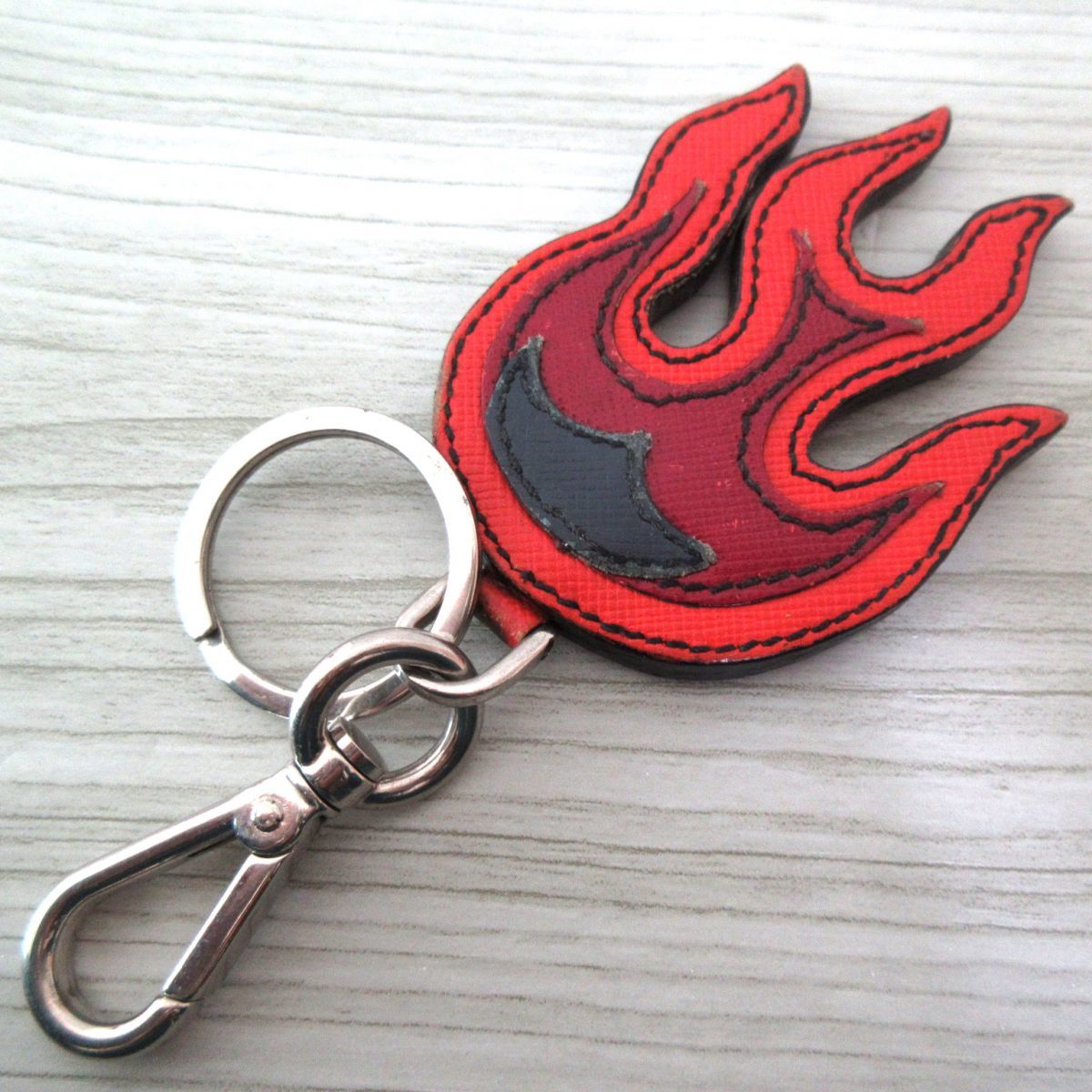 キーリング プラダ PRADA ☆韓国の人気☆PRADA☆サフィアーノ メンズ PRADAHEARTハートモチーフ PRADA プラダ 炎モチーフ レザー キーリング キーホルダー C0104