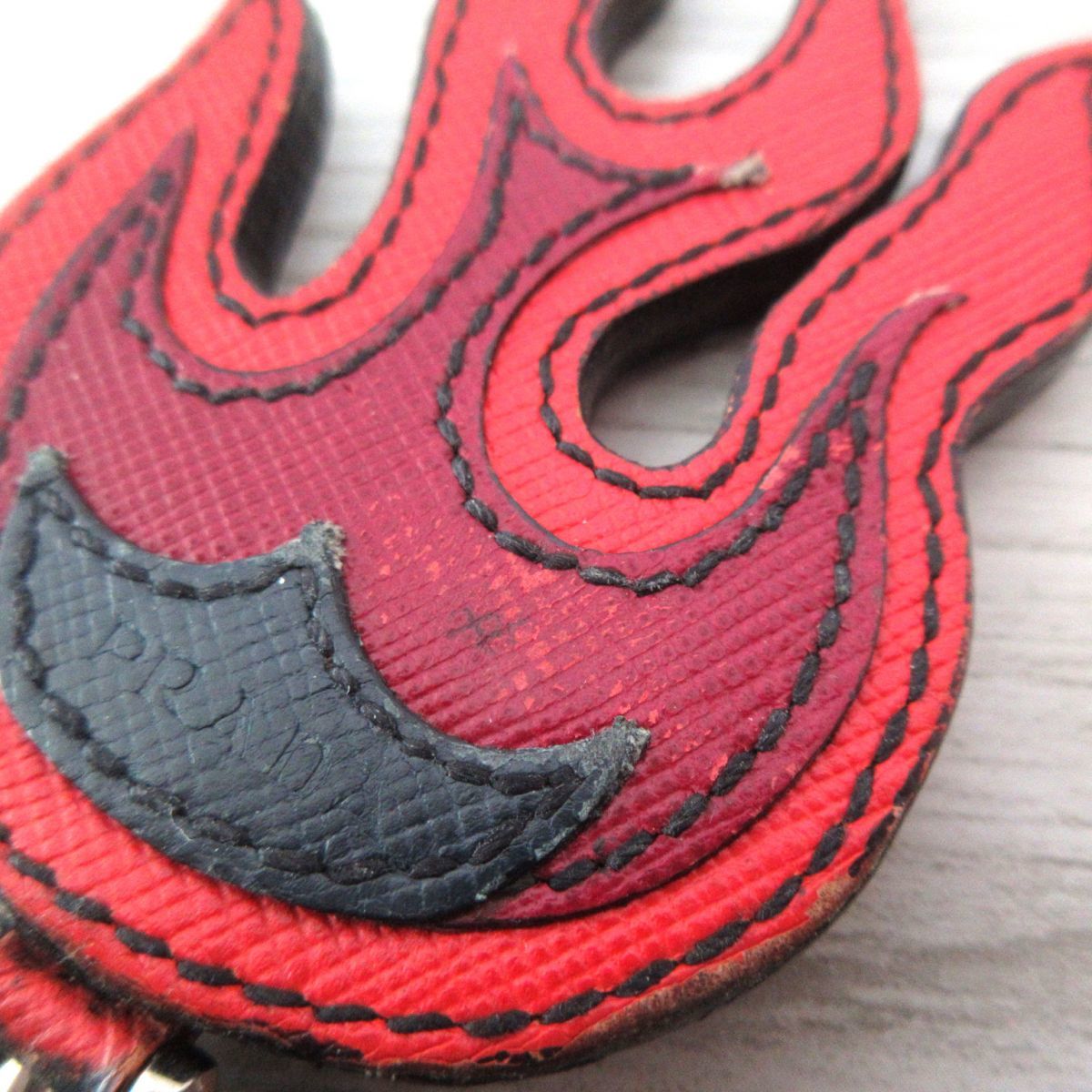 キーリング プラダ PRADA ☆韓国の人気☆PRADA☆サフィアーノ メンズ PRADAHEARTハートモチーフ PRADA プラダ 炎モチーフ レザー キーリング キーホルダー C0104