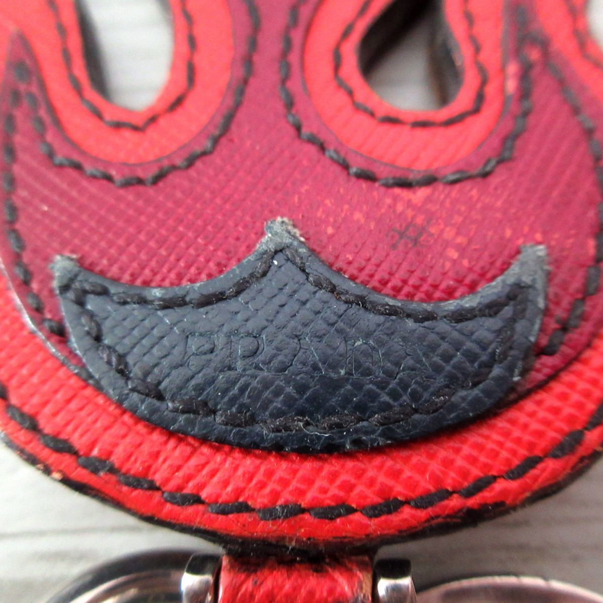 キーリング プラダ PRADA ☆韓国の人気☆PRADA☆サフィアーノ メンズ PRADAHEARTハートモチーフ PRADA プラダ 炎モチーフ レザー キーリング キーホルダー C0104