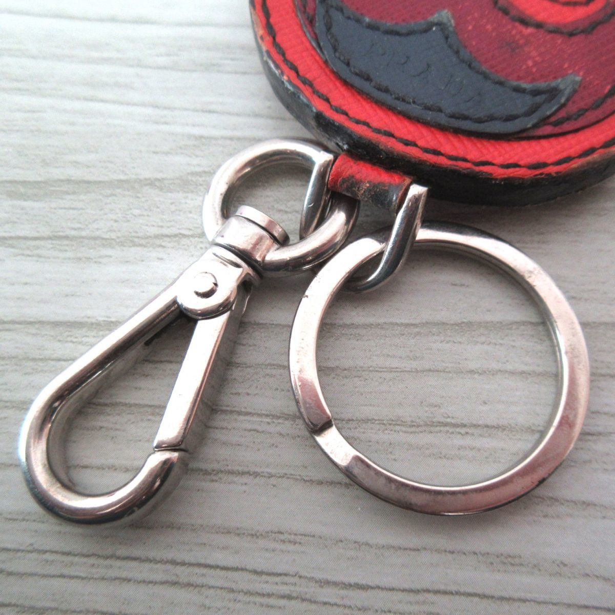 キーリング プラダ PRADA ☆韓国の人気☆PRADA☆サフィアーノ メンズ PRADAHEARTハートモチーフ PRADA プラダ 炎モチーフ レザー キーリング キーホルダー C0104