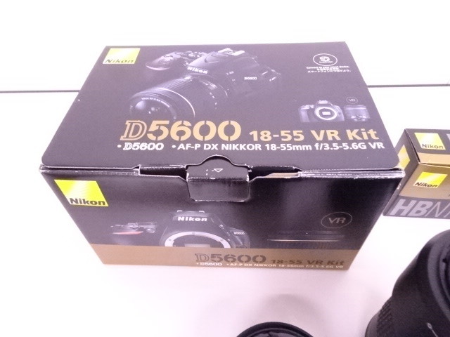 送料無料 Nikon(ニコン) D5600 2416万画素・ブラックボディ＋レンズ×2