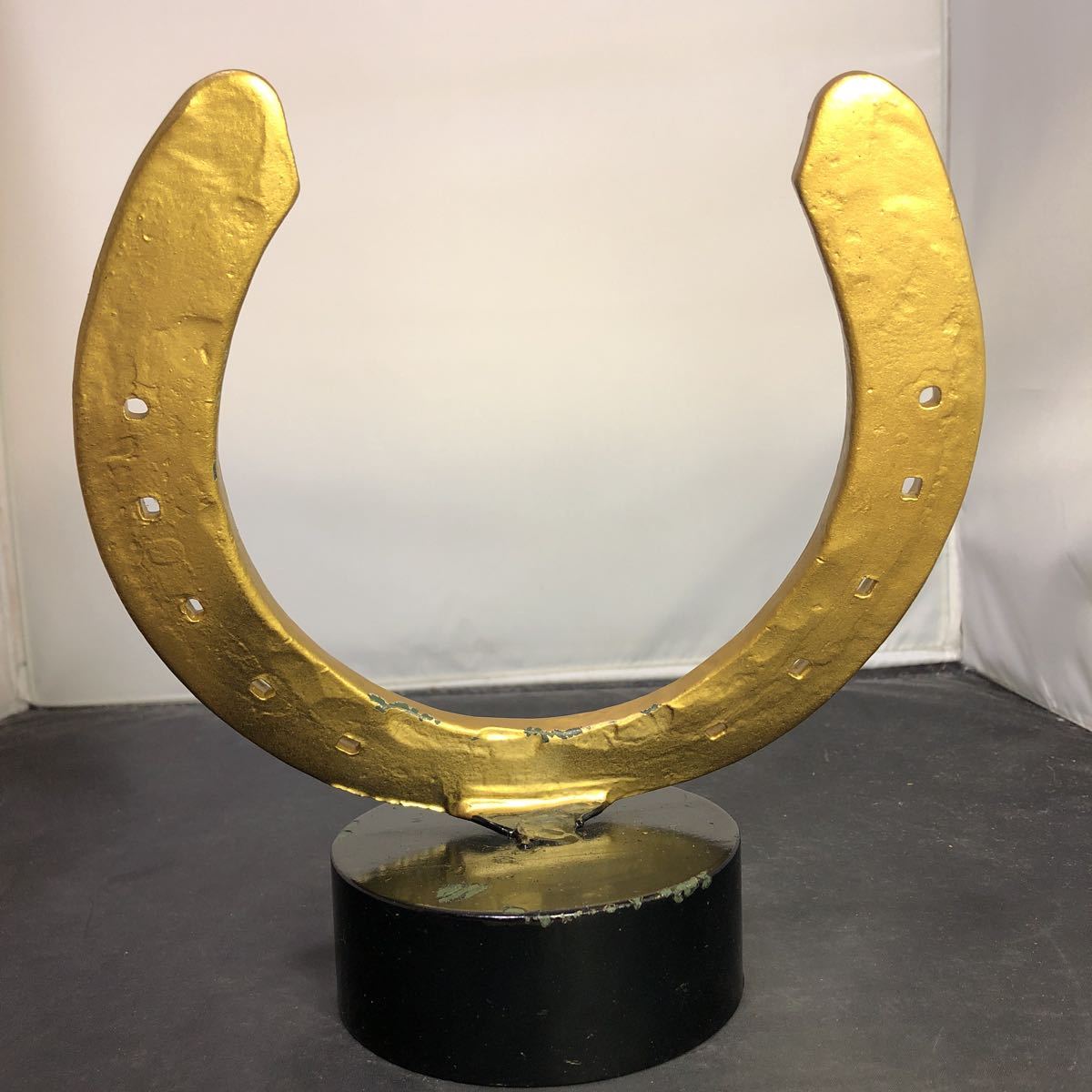 蹄 蹄鉄 ひづめ 馬の蹄 縁起物 置物 インテリア 金色 高さ20.5cm 