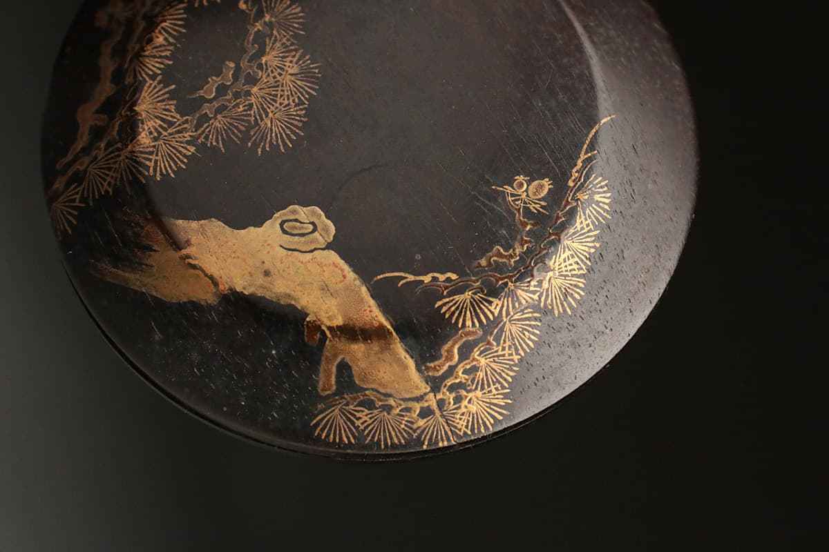 EA726 時代物 唐木 松樹蒔絵 香合 外径6.9cm 重15g 唐木松蒔絵平香合