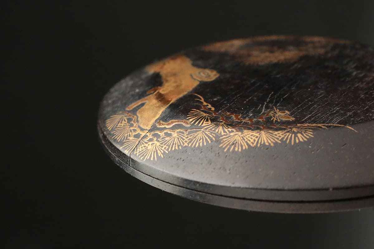 EA726 時代物 唐木 松樹蒔絵 香合 外径6.9cm 重15g 唐木松蒔絵平香合