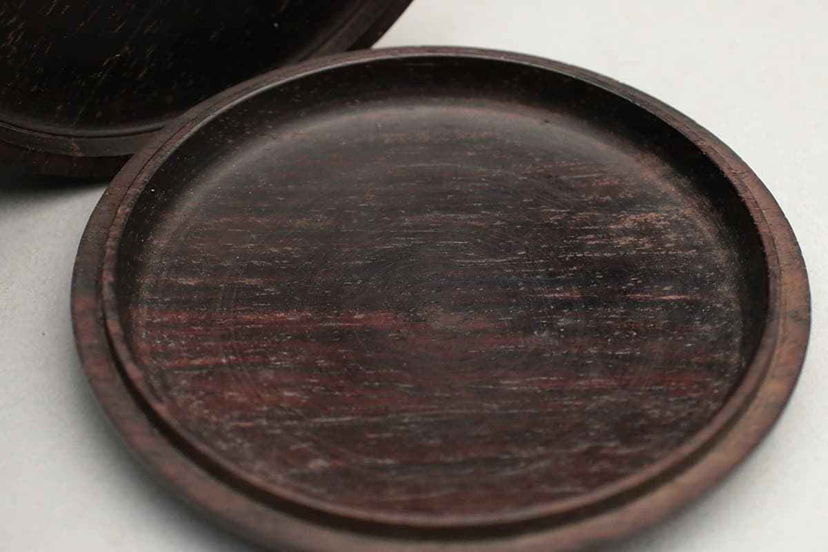 EA726 時代物 唐木 松樹蒔絵 香合 外径6.9cm 重15g 唐木松蒔絵平香合