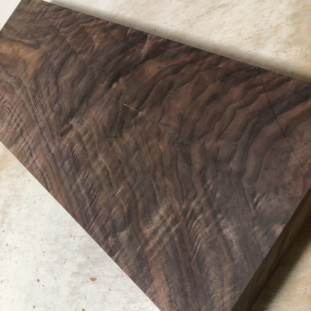 SALE，お得 クラロウォルナット 美杢 厚板ブロック 700&times;259&times;56&times;7.5キロ 120サイズ(ウオルナット)｜売買されたオークション情報、yahooの商品情報をアーカイブ公開 - オークファン 板、シート