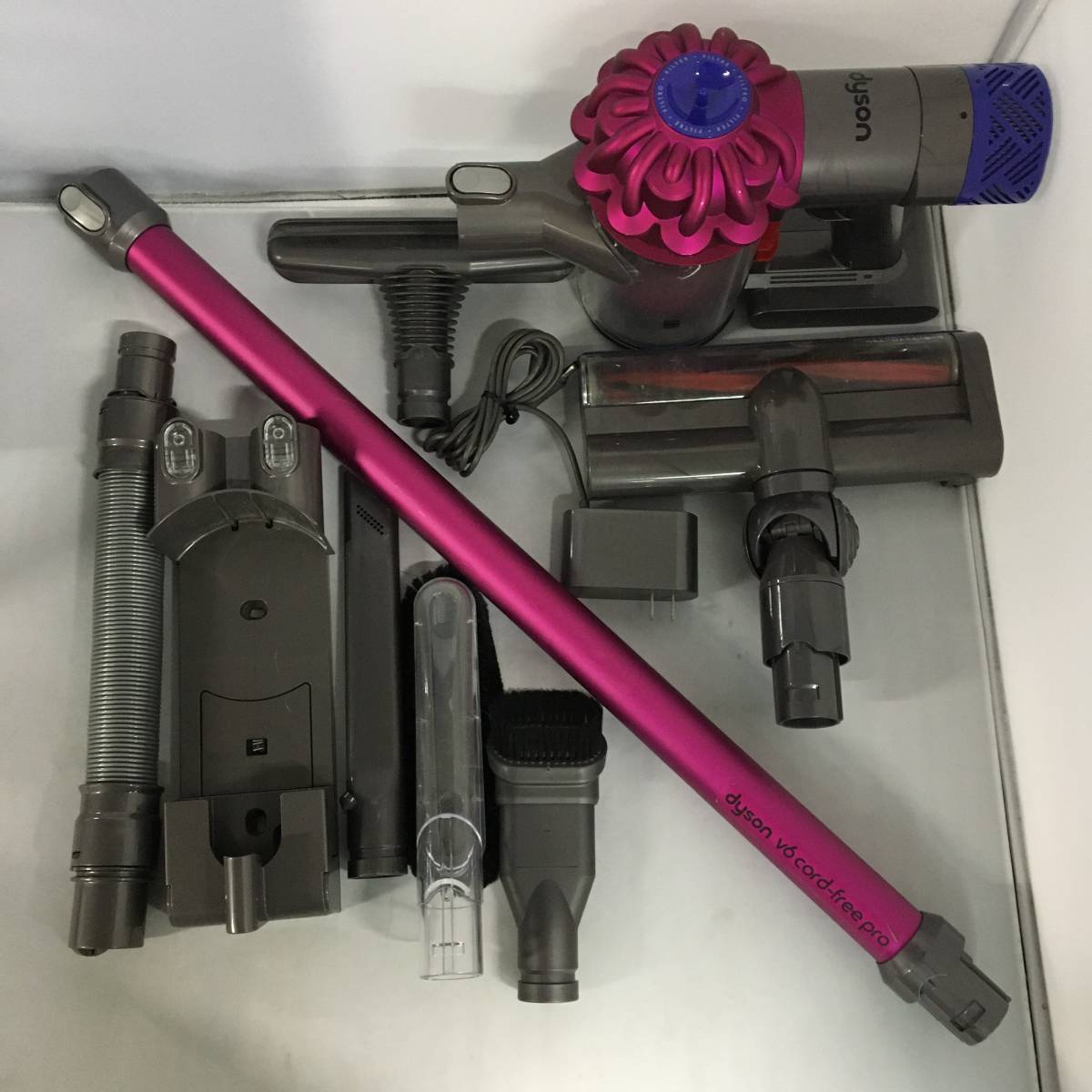 新品，最新作 【管理番号 LA17】SV12 dyson ダイソン 通電確認済み