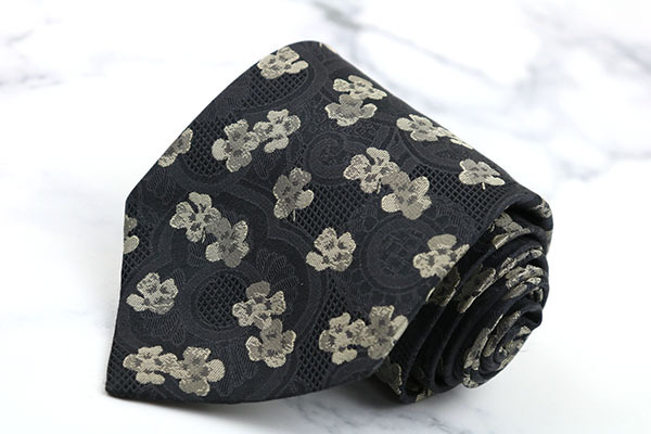 CHANEL グレー 花柄 ネクタイ 美品/即決】 シャネル CHANEL 花柄 イタリア製 シルク メンズ ネクタイ