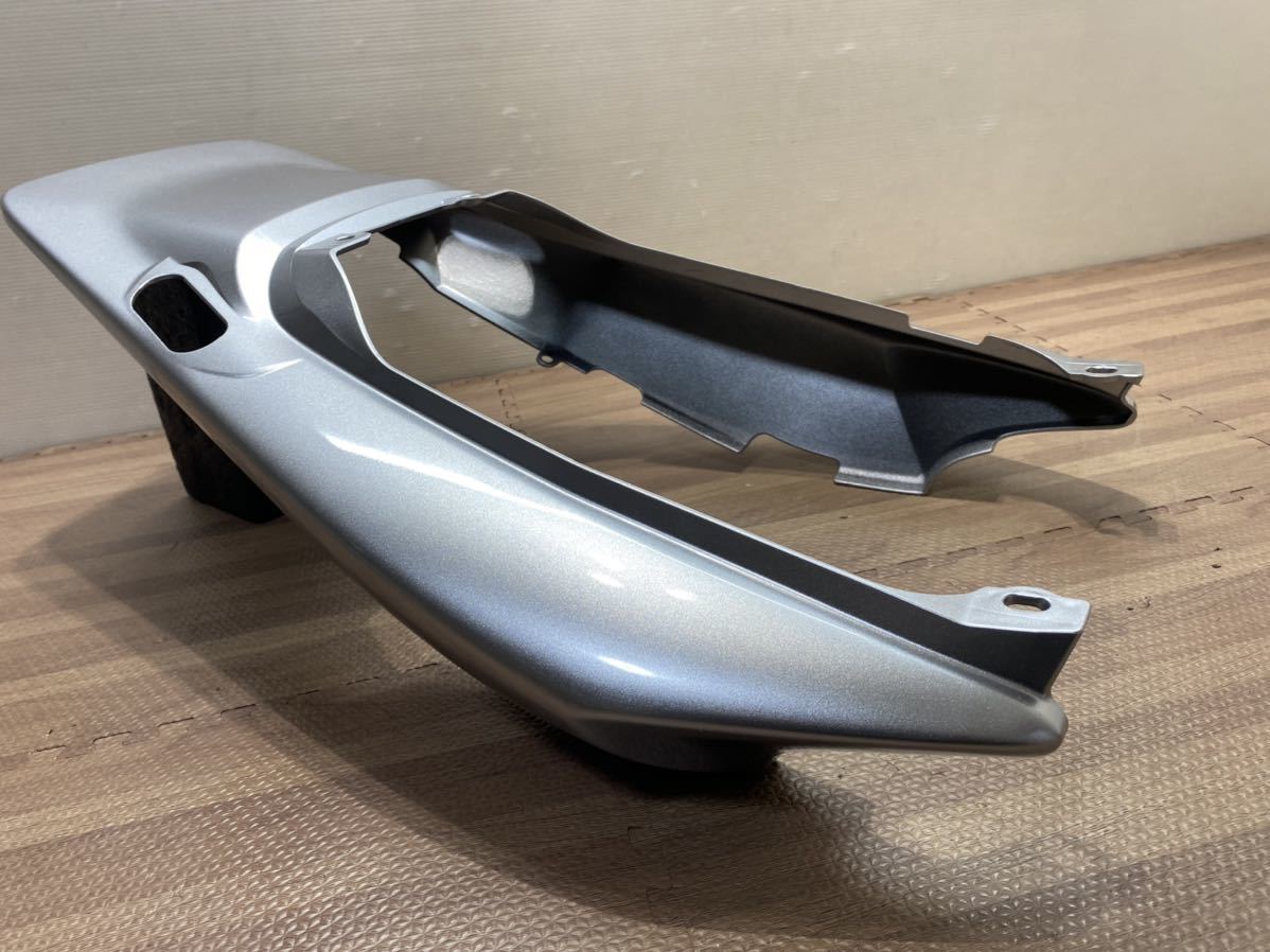 美品 CB400SF / SB NC39 NC42 HONDA 純正 テールカウル リアカウル シートカウル シルバー 77210-MCEL CB400SF NC39 NC42 cb400 3段シート DESIGN