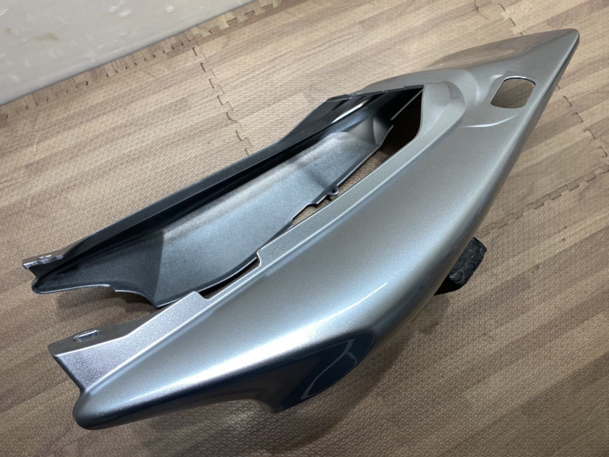 美品 CB400SF / SB NC39 NC42 HONDA 純正 テールカウル リアカウル シートカウル シルバー 77210-MCEL CB400SF NC39 NC42 cb400 3段シート DESIGN