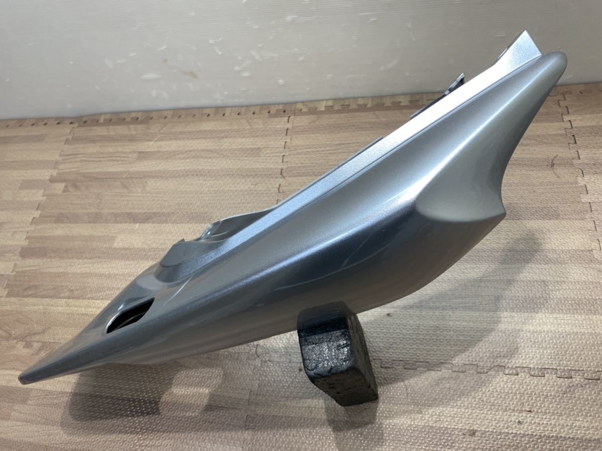 美品 CB400SF / SB NC39 NC42 HONDA 純正 テールカウル リアカウル シートカウル シルバー 77210-MCEL CB400SF NC39 NC42 cb400 3段シート DESIGN
