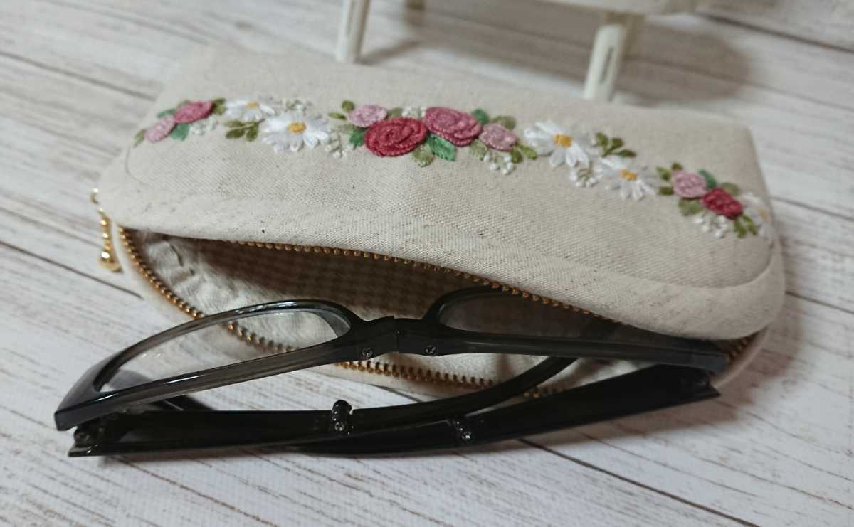 ハンドメイド バラとマーガレットの手刺繍入り メガネケース (紫