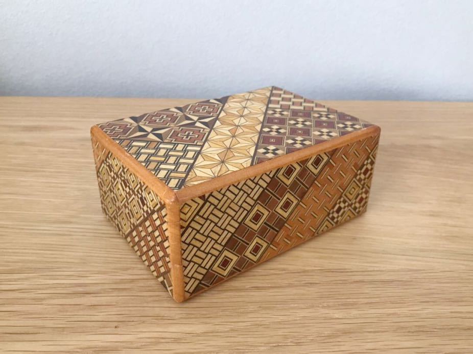 箱根土産 寄木細工 12回仕掛け ひみつ箱 秘密箱 カラクリ箱 開け方説明書付き 木製 伝統工芸品 昭和レトロ 宝物箱 送料350円 A 木工 竹工芸 売買されたオークション情報 Yahooの商品情報をアーカイブ公開 オークファン Aucfan Com