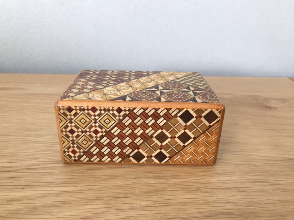 箱根土産 寄木細工 12回仕掛け ひみつ箱 秘密箱 カラクリ箱 開け方説明書付き 木製 伝統工芸品 昭和レトロ 宝物箱 送料350円 A 木工 竹工芸 売買されたオークション情報 Yahooの商品情報をアーカイブ公開 オークファン Aucfan Com