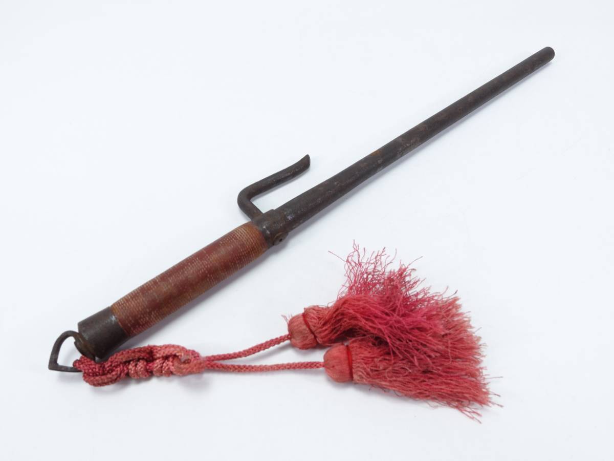 鉄製十手大小二本 長さ：31.5～38cm 重量：322～536g ○ 武具 十手術