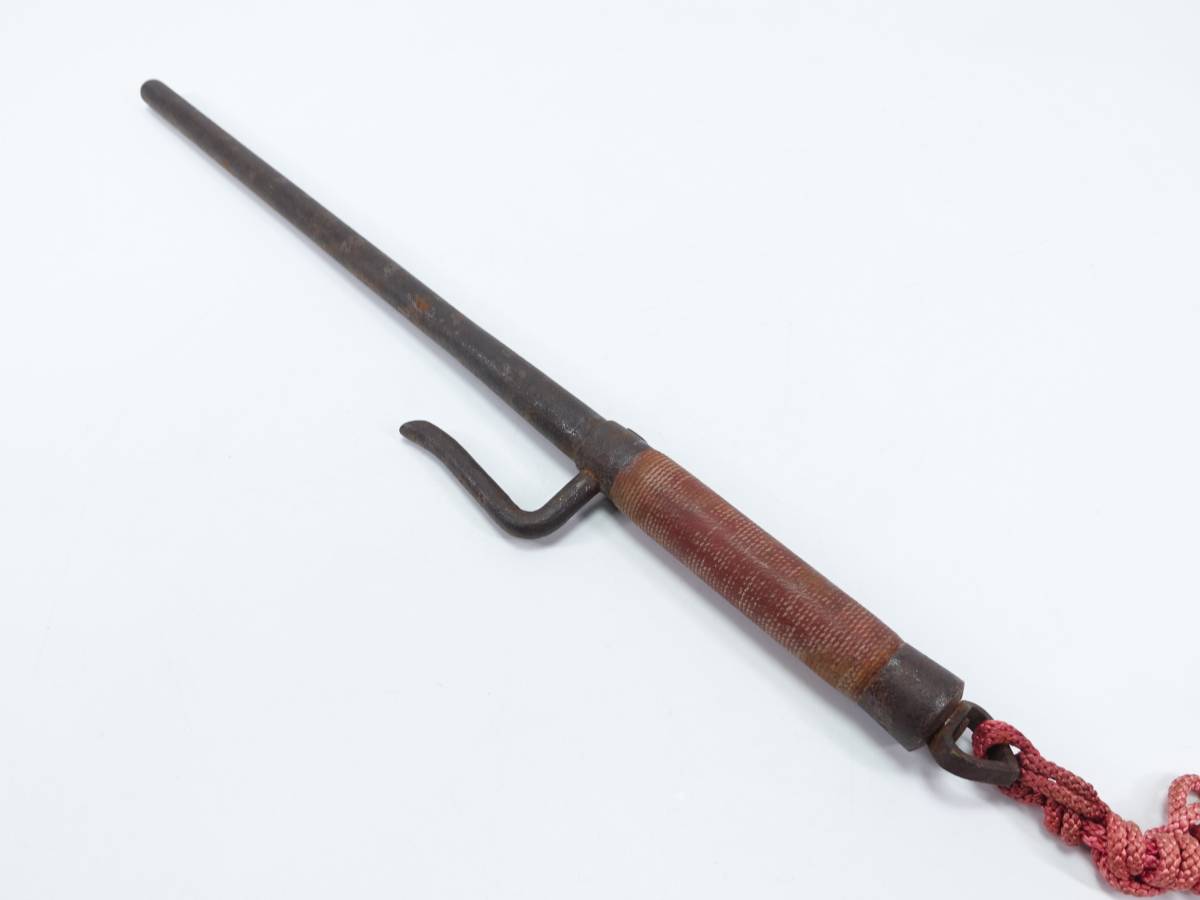 鉄製十手大小二本 長さ：31.5～38cm 重量：322～536g ○ 武具 十手術