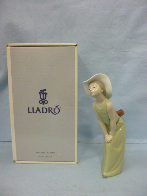 リヤドロ 0 鏡の前で 33709LLADRO （若草色の少女） Curious 若草色の少女