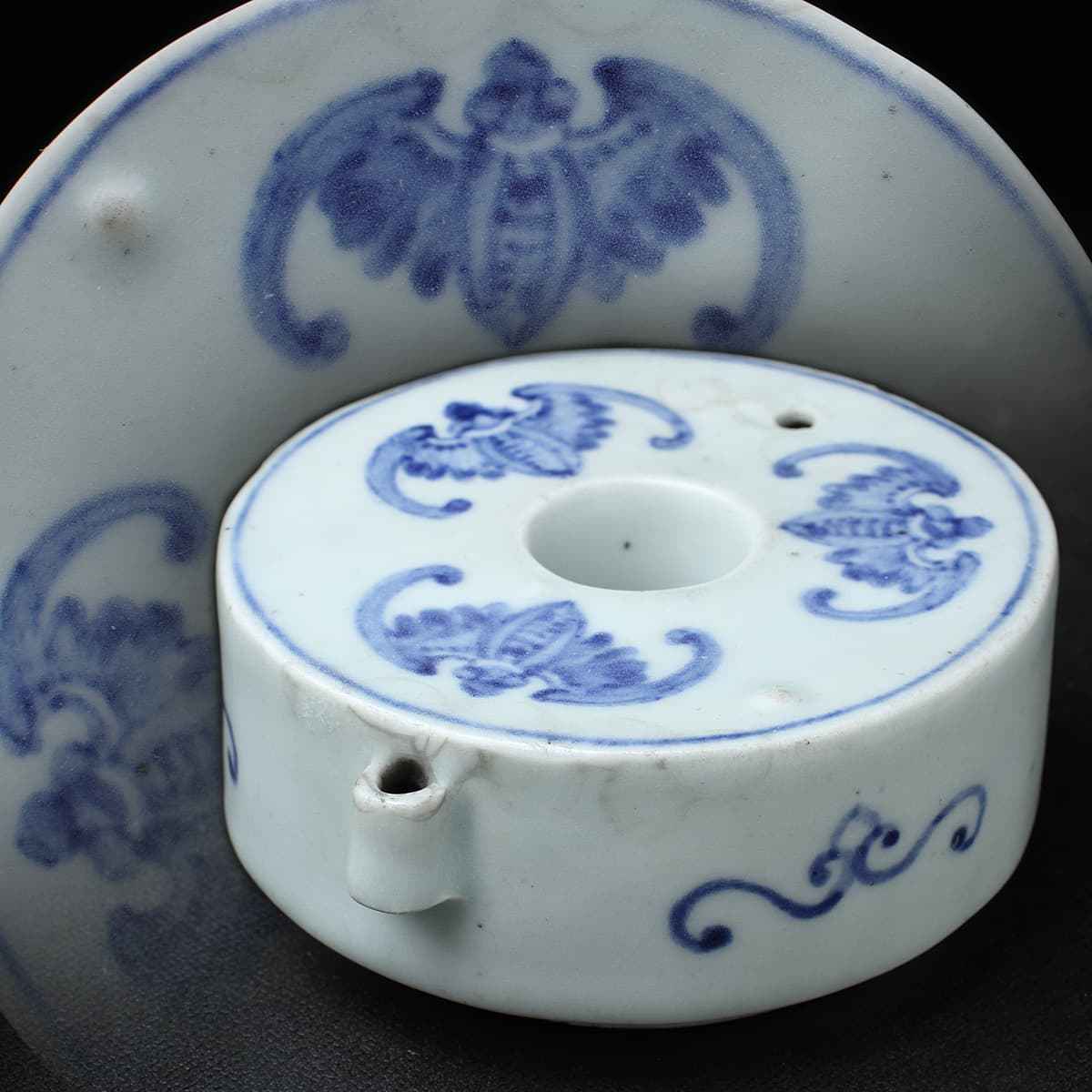 ZK543 朝鮮古美術 李朝染付 蝙蝠文 丸形水滴 幅9.6cm 重180g・染付蝙蝠